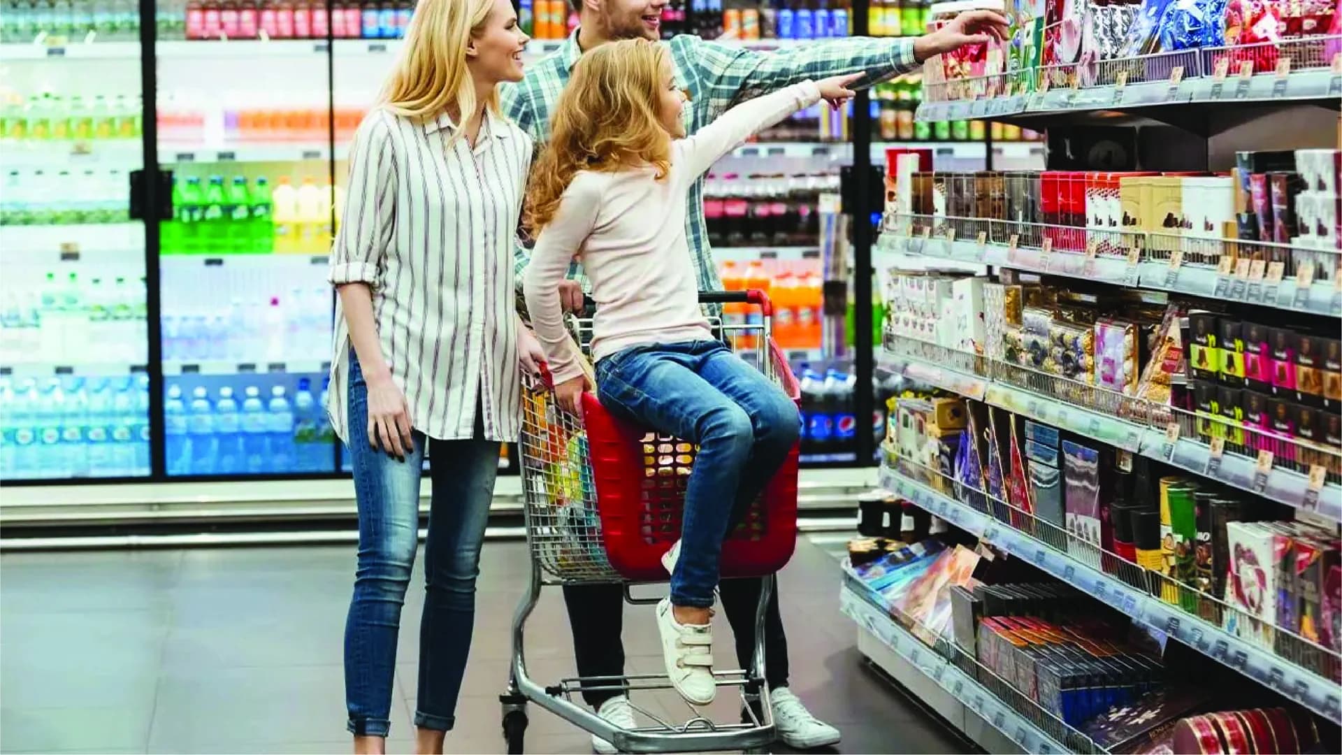 Market raflarında ambalajlı ürünleri inceleyen aile
